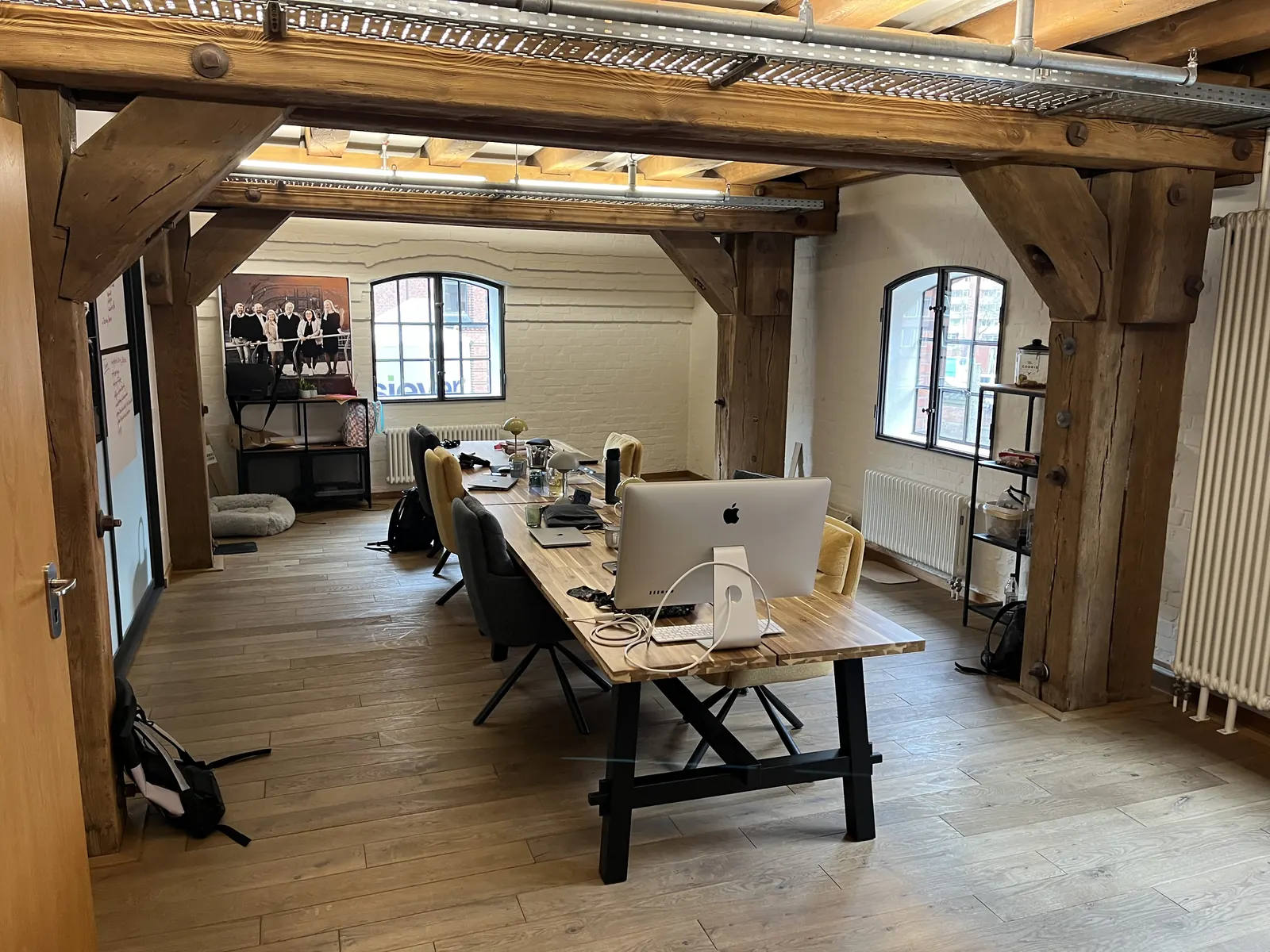 HireWorks-Office mit Holzbalken